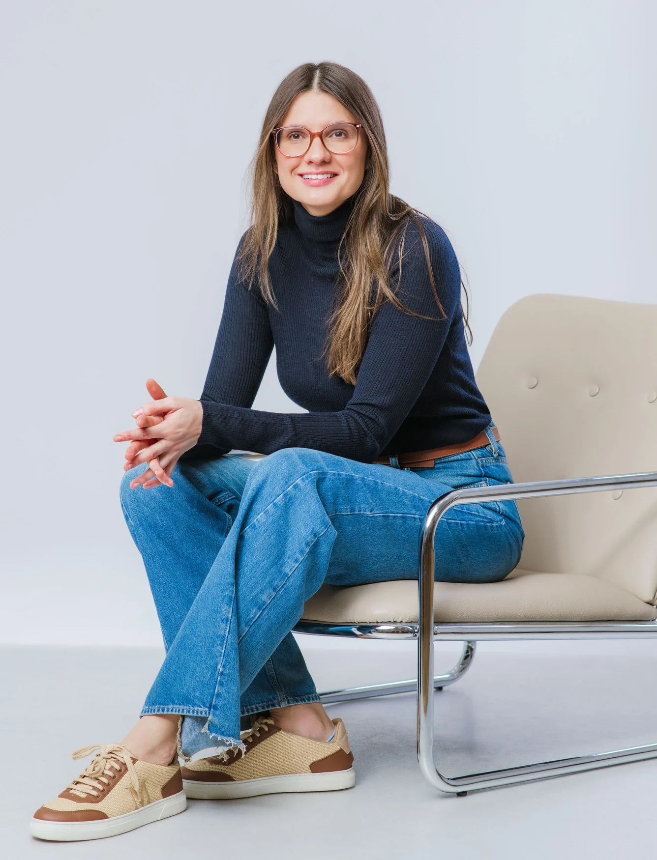 Lekarka Marta Osiewicz-Sienkiewicz siedzi w fotelu i usmiecha sie do obiektywu
